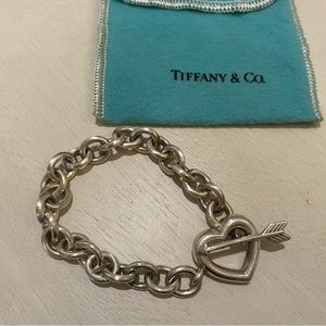 TIFFANY & CO.
Heart & Arrow Toggle Bracelet